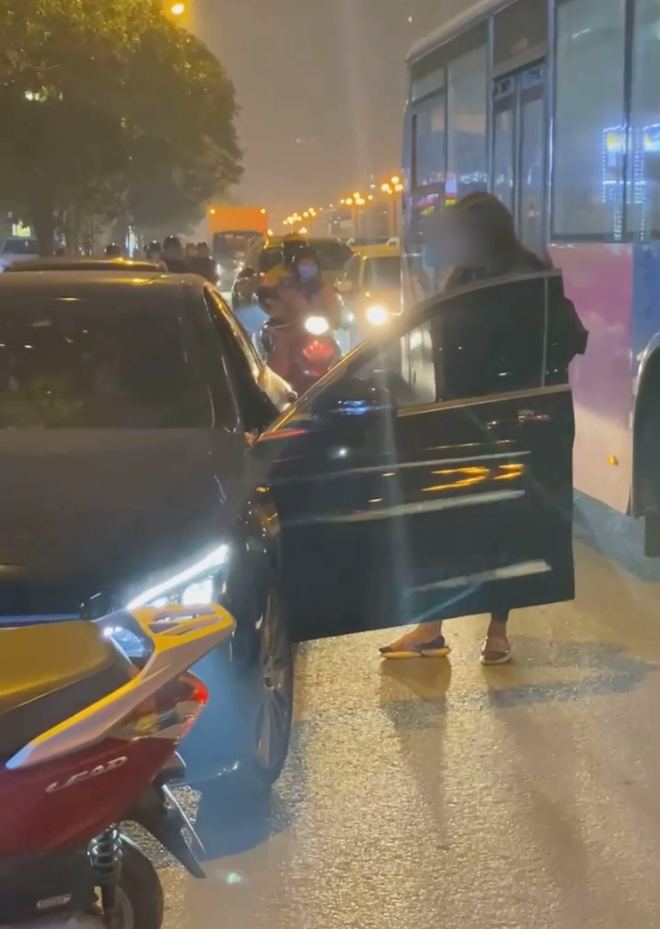 Người vợ chặn xe Mercedes của tiểu tam giữa phố Hà Nội lên tiếng: Chồng tôi muốn dứt thì cô ấy lại khóc lóc, quỳ xuống-3