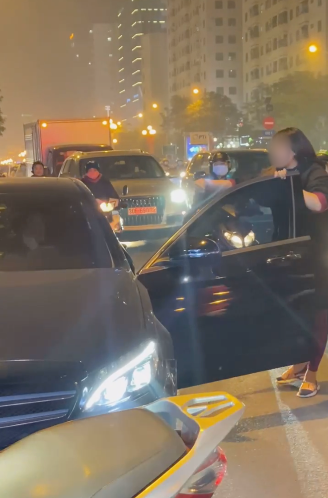 Người vợ chặn xe Mercedes của tiểu tam giữa phố Hà Nội lên tiếng: Chồng tôi muốn dứt thì cô ấy lại khóc lóc, quỳ xuống-2