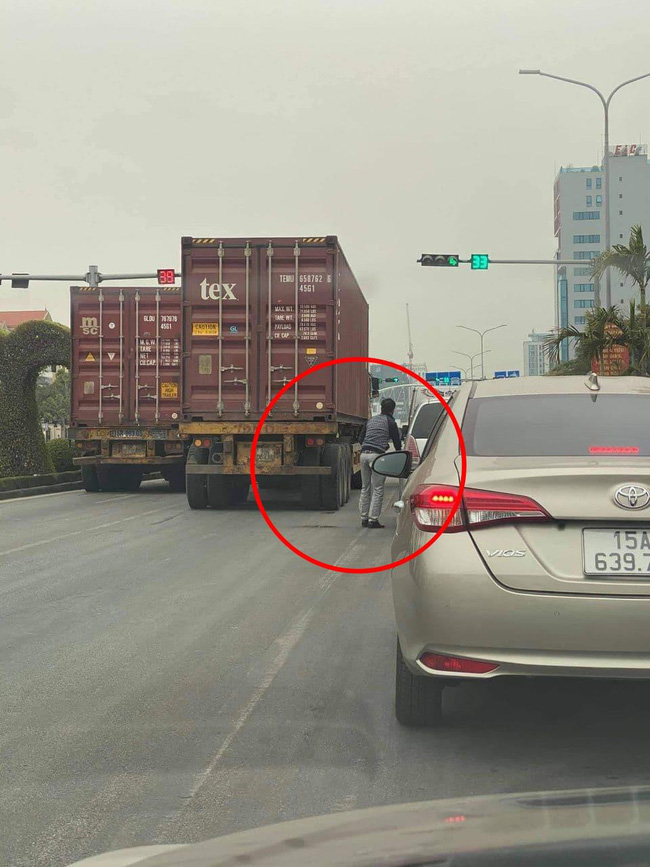 Dừng chờ đèn đỏ, người đàn ông thản nhiên mở cửa xế hộp đứng ra giữa đường... tiểu bậy-1