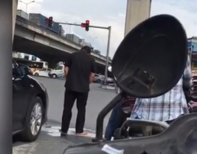 Dừng chờ đèn đỏ, người đàn ông thản nhiên mở cửa xế hộp đứng ra giữa đường... tiểu bậy-2