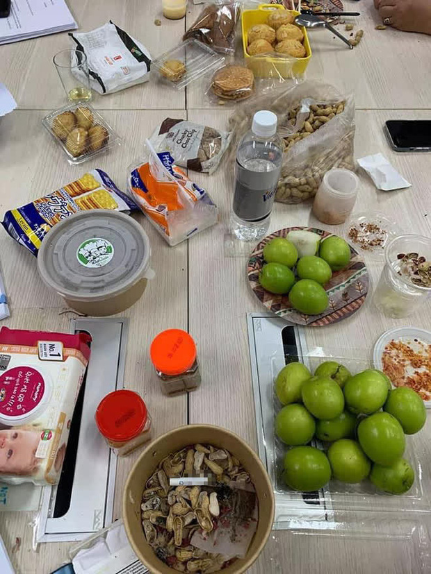 Ảnh hậu trường Táo Quân 2021 hé lộ bữa ăn vội của dàn nghệ sĩ tập luyện tận khuya: Nhìn bàn ăn mà fan không khỏi lo lắng!-1