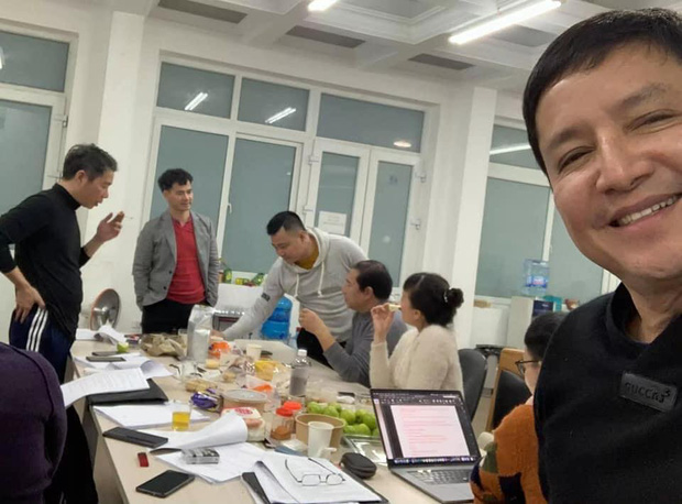 Ảnh hậu trường Táo Quân 2021 hé lộ bữa ăn vội của dàn nghệ sĩ tập luyện tận khuya: Nhìn bàn ăn mà fan không khỏi lo lắng!-2