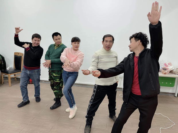 Ảnh hậu trường Táo Quân 2021 hé lộ bữa ăn vội của dàn nghệ sĩ tập luyện tận khuya: Nhìn bàn ăn mà fan không khỏi lo lắng!-5