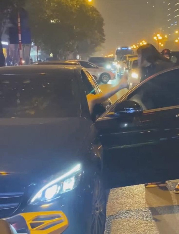 Vụ người phụ nữ chặn đầu xe Mercedes đánh ghen trên phố Hà Nội: Khi cảnh sát đến đã giải tán-2