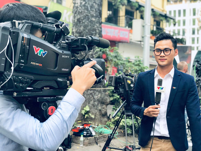 MC Thời sự nam trẻ nhất VTV khiến hội chị em đứng hình vì quá điển trai, biết thêm công việc bên ngoài của anh chàng lại càng bất ngờ hơn-2