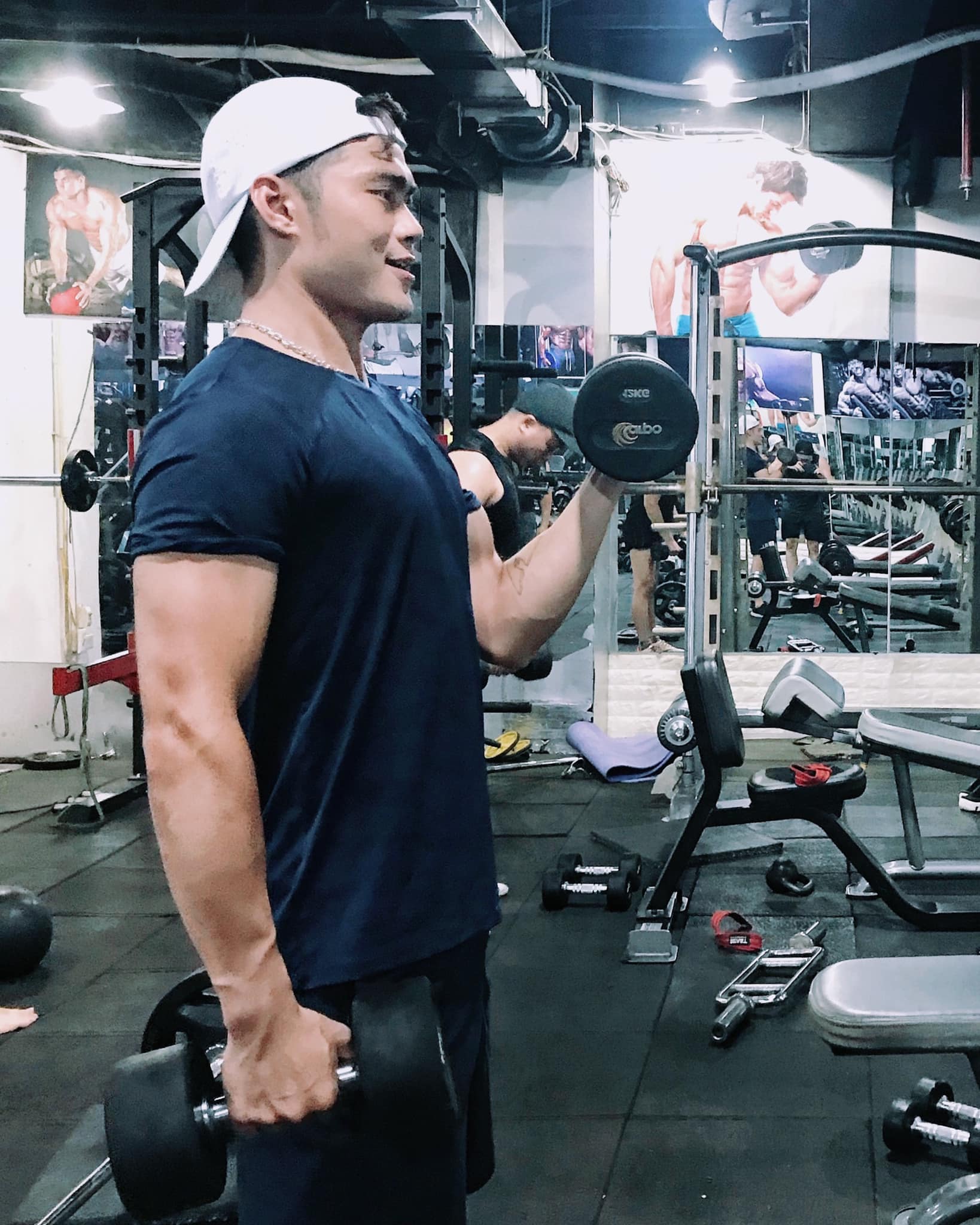 MC Thời sự nam trẻ nhất VTV khiến hội chị em đứng hình vì quá điển trai, biết thêm công việc bên ngoài của anh chàng lại càng bất ngờ hơn-5