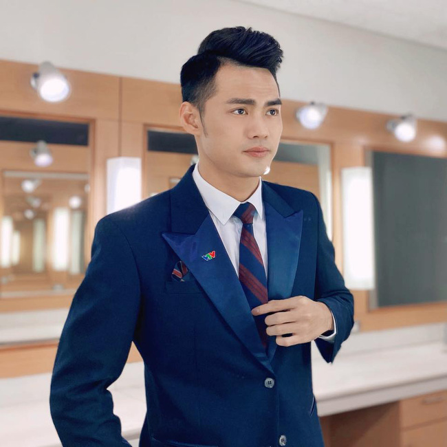 MC Thời sự nam trẻ nhất VTV khiến hội chị em đứng hình vì quá điển trai, biết thêm công việc bên ngoài của anh chàng lại càng bất ngờ hơn-3