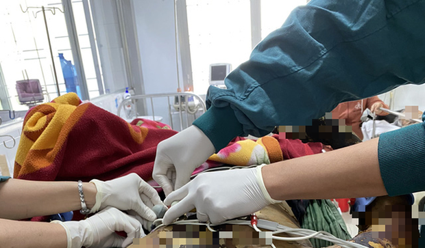 Những cái chết xót lòng của trẻ thơ: Mẹ ôm 2 con nhảy cầu, bố tự thiêu cùng con trong nhà tắm-5