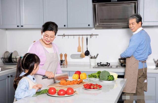 Bé 4 tuổi vào siêu thị vô tư lấy dâu từ quầy hoa quả ăn, người mẹ ngăn cản thì bị bé gọi là mẹ tồi”, nhưng thái độ của bà nội đi cùng mới đáng nói-4