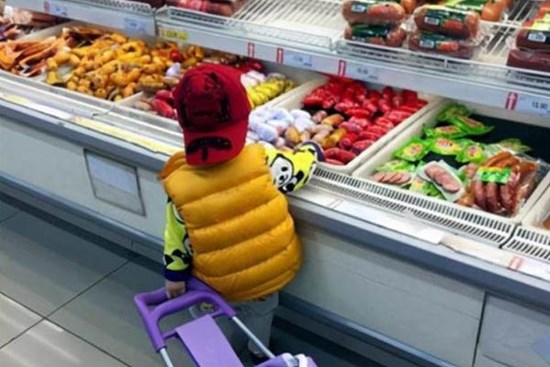 Bé 4 tuổi vào siêu thị vô tư lấy dâu từ quầy hoa quả ăn, người mẹ ngăn cản thì bị bé gọi là “mẹ tồi”, nhưng thái độ của bà nội đi cùng mới đáng nói