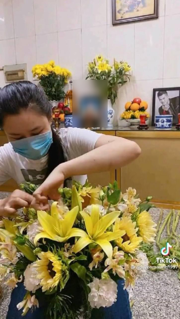 Hậu ồn ào chuyện gia đình, vợ cố ca sĩ Vân Quang Long lặng lẽ ngồi cắm hoa viếng chồng-3