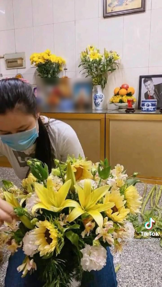 Hậu ồn ào chuyện gia đình, vợ cố ca sĩ Vân Quang Long lặng lẽ ngồi cắm hoa viếng chồng-1
