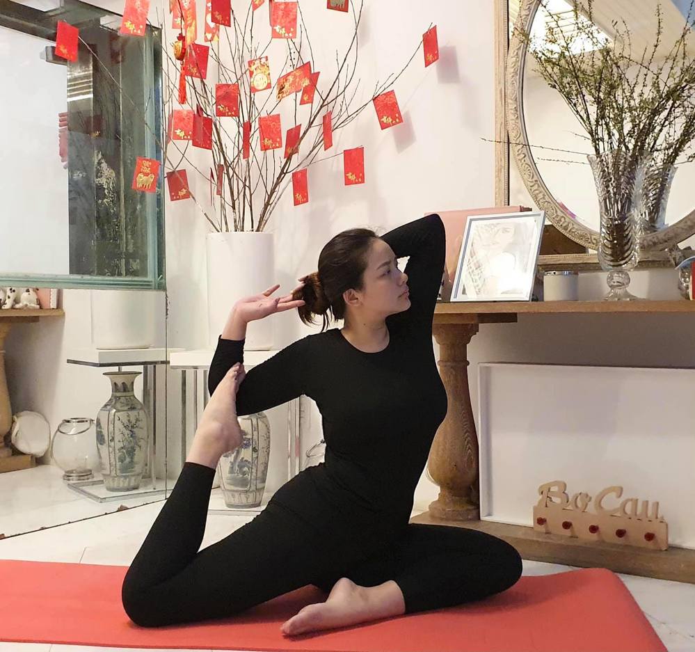 Hậu bị chê phát tướng, Phan Như Thảo khoe ép mỡ đón năm mới-1