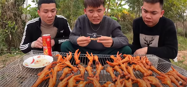 Con trai bà Tân Vlog trở lại với món chân gà nướng sốt siêu cay nhưng tiếp tục bị dân mạng ném đá khi soi được chi tiết vô lý này-6