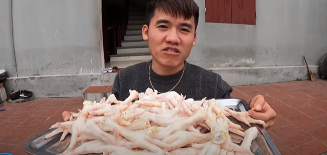 Con trai bà Tân Vlog trở lại với món chân gà nướng sốt siêu cay nhưng tiếp tục bị dân mạng ném đá khi soi được chi tiết vô lý này-3