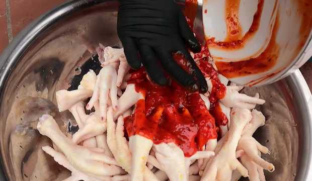 Con trai bà Tân Vlog trở lại với món chân gà nướng sốt siêu cay nhưng tiếp tục bị dân mạng ném đá khi soi được chi tiết vô lý này-4