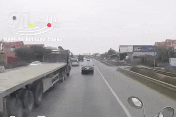 Clip: Nam shipper đi tiểu ngay trong thang máy, sau đó tiếp tục có hành động khó hiểu-2