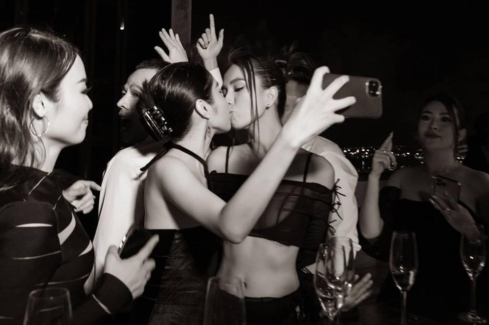 Trước nụ hôn với bé trai 8 tuổi, Ngọc Trinh đã có nhiều màn khoá môi phản cảm không kém-3