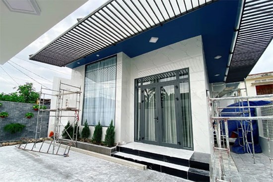 Nhà cấp 4 xây theo mô hình chống bão của cặp vợ chồng trẻ người Quảng Ngãi gây xôn xao vì đẹp như hình tạp chí, chính chủ tiết lộ chi phí gần 1,2 tỷ đồng