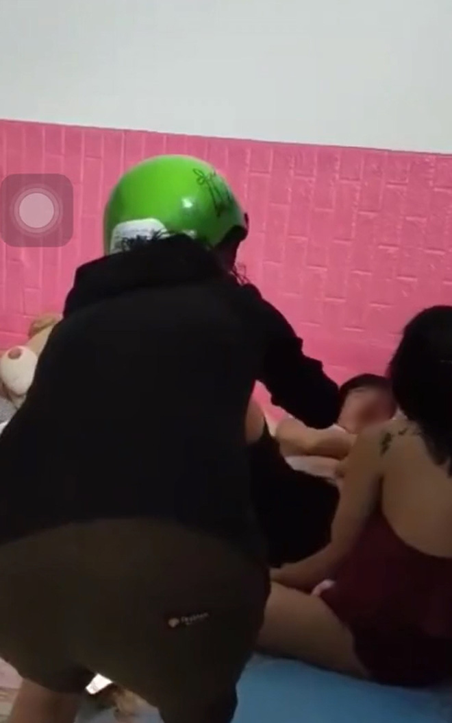 Chồng bế con nhỏ đến phòng trọ gặp bồ nhí, vợ đến đón con về và lời nhắn nhủ đầy xót xa: Em bế con về cho anh ở lại-4