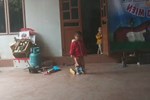 Bé trai 5 ngày tuổi quấn kín khăn, bị bỏ rơi trong chiếc giỏ bên cạnh tượng Phật ngày cận Tết-8