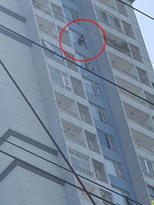 TP.HCM: Cô gái đứng vắt vẻo ở lan can tầng 15 chung cư định tự tử, hàng chục cán bộ chiến sĩ có mặt để giải cứu-1