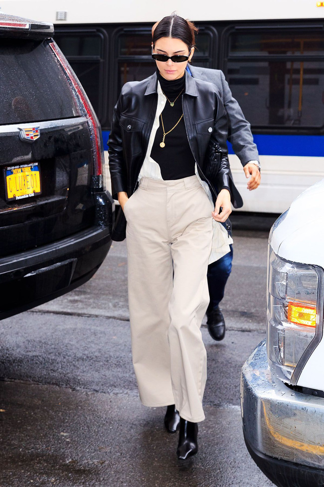 Tham khảo 11 outfit của sao Hollywood để biết thế nào là diện quần ống rộng siêu kéo chân và sang xịn level max-10