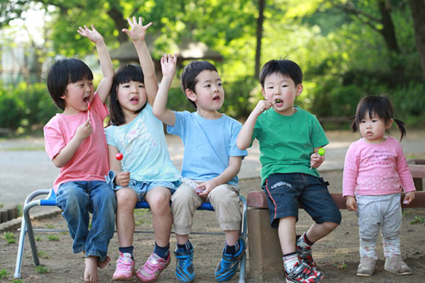 Rùng mình xem cảnh chải đầu của bé gái nhiều chấy chưa từng có, hàng nghìn con chấy lúc nhúc chui ra khỏi tóc chỉ sau 1 lần đưa lược-4