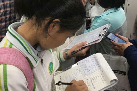 Nữ sinh viết bài luận về ước mơ, giáo viên đọc xong bị sốc nặng, liền thẳng thừng phê: 