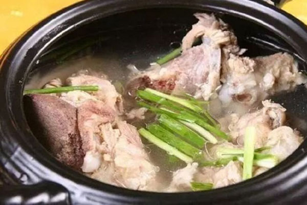 99% chị em làm điều này khi ninh xương nhưng đúng hay sai ít người biết-1