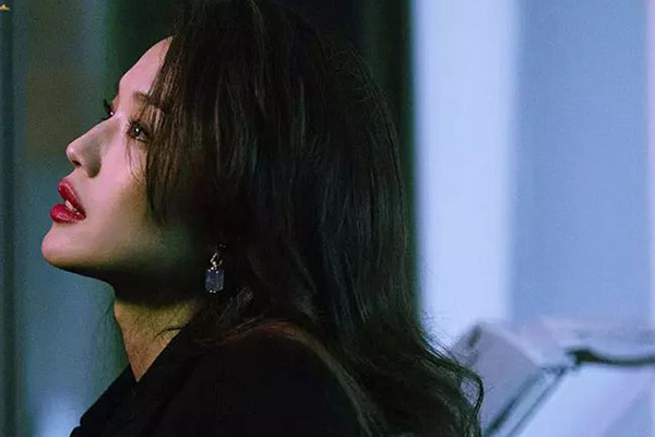 Sau ly hôn, mỗi tháng đều trợ cấp cho chồng 5 triệu với hi vọng tái hôn nhưng ngày Tết, mở bao lì xì anh tặng, tôi chết sững vì vật bên trong-3