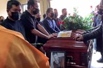 Tro cốt của cố ca sĩ Vân Quang Long về đến Đồng Tháp, gia đình tổ chức lễ an táng ấm cúng-6