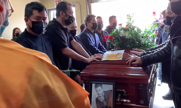 Tro cốt của NS Vân Quang Long đã được đưa về với gia đình ở Việt Nam, lễ an táng sẽ diễn ra trong 2 ngày tới-2