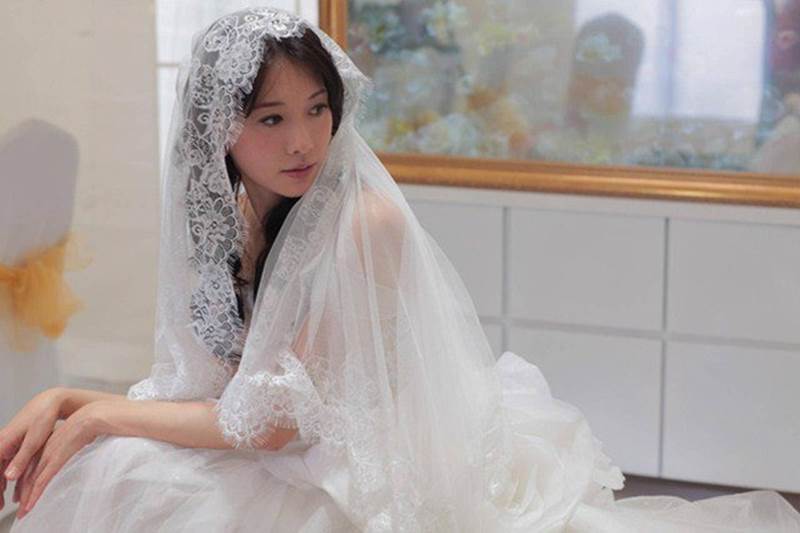 Giữa tiệc cưới giấu chồng ra vườn nghe điện thoại, tôi sốc thấy 1 người dưới gốc cây-2