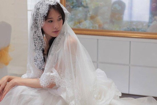 Giữa tiệc cưới giấu chồng ra vườn nghe điện thoại, tôi sốc thấy 1 người dưới gốc cây