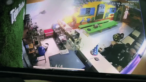 Đang ôm con nhỏ trong quán, người phụ nữ bị hai người đàn ông xông vào nhà hành hung dã man-1