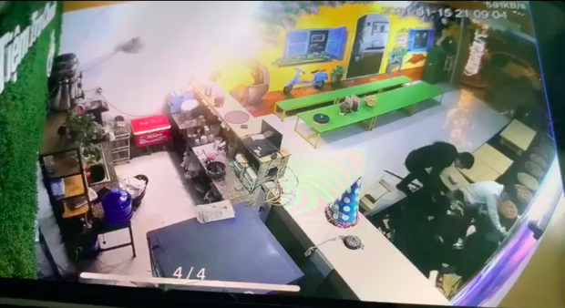 Đang ôm con nhỏ trong quán, người phụ nữ bị hai người đàn ông xông vào nhà hành hung dã man-3