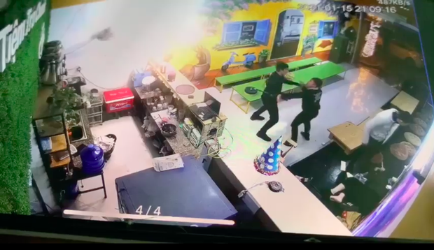 Đang ôm con nhỏ trong quán, người phụ nữ bị hai người đàn ông xông vào nhà hành hung dã man-4