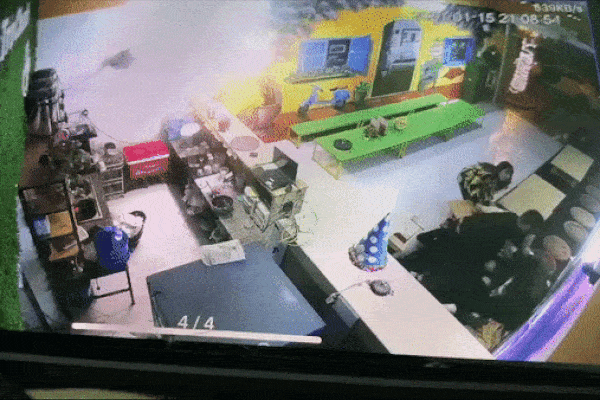 Đang ôm con nhỏ trong quán, người phụ nữ bị hai người đàn ông xông vào nhà hành hung dã man