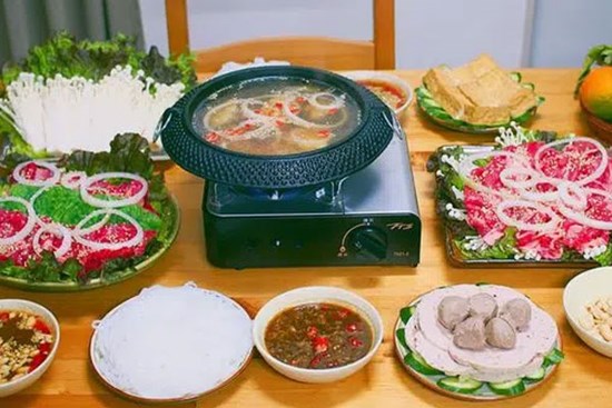 Trời lạnh thế này làm nồi lẩu bò nhúng me xì xụp là tuyệt nhất!