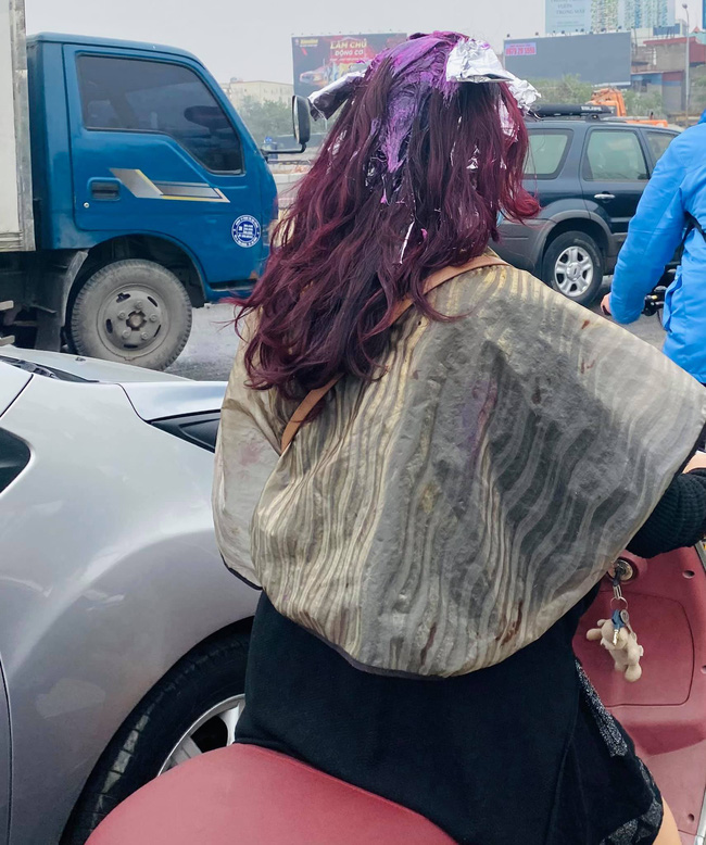 Đang ngồi móc lai giữa chừng bà chị bỗng để nguyên đầu toàn thuốc nhuộm dang dở chạy về nhà, chị em nhìn liền đồng cảm chuẩn bị Tết nó dí thì mình cũng vậy!-2