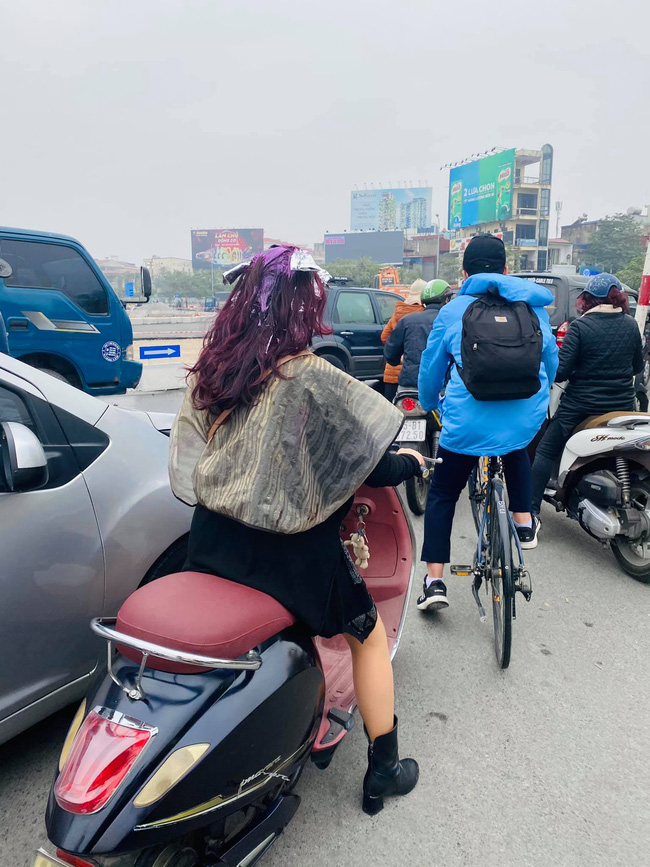 Đang ngồi móc lai giữa chừng bà chị bỗng để nguyên đầu toàn thuốc nhuộm dang dở chạy về nhà, chị em nhìn liền đồng cảm chuẩn bị Tết nó dí thì mình cũng vậy!-3