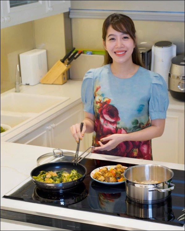 MC Diệp Chi vào bếp bày tiệc đãi bố, dân tình xuýt xoa khen vừa xinh, vừa giỏi lại còn nấu ăn siêu đỉnh-1