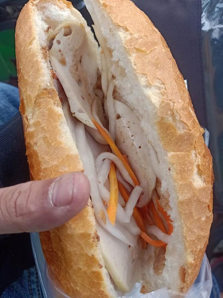 Mua bánh mì giá cắt cổ ở khu người giàu, anh tài xế xe ôm công nghệ sốc nhẹ, cả ngày chỉ cầm chứ không dám ăn-1
