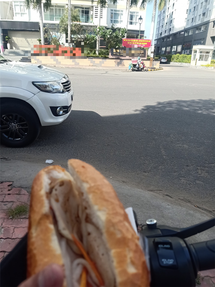 Mua bánh mì giá cắt cổ ở khu người giàu, anh tài xế xe ôm công nghệ sốc nhẹ, cả ngày chỉ cầm chứ không dám ăn-2