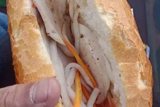 Mua bánh mì giá 