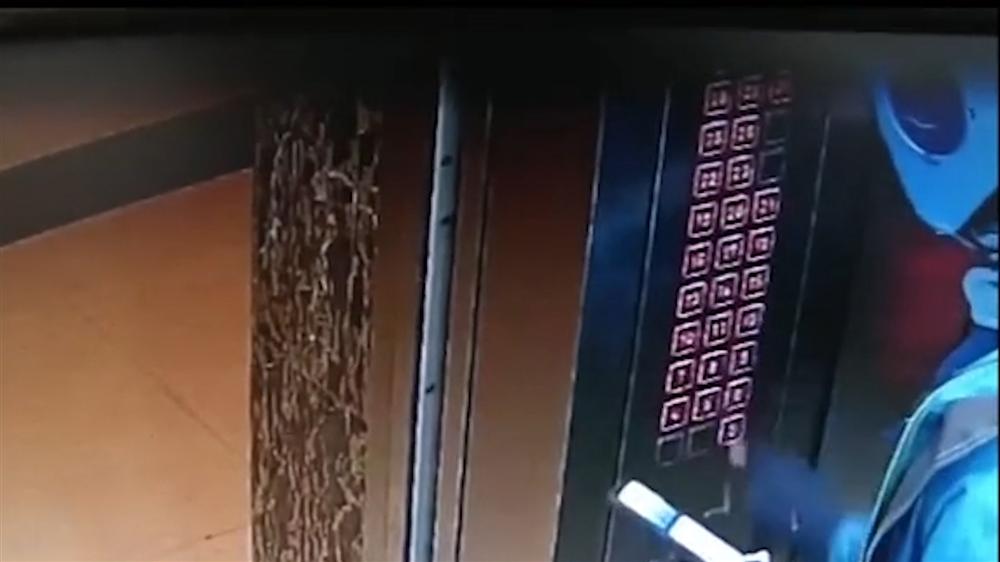 Clip: Nam shipper đi tiểu ngay trong thang máy, sau đó tiếp tục có hành động khó hiểu-1