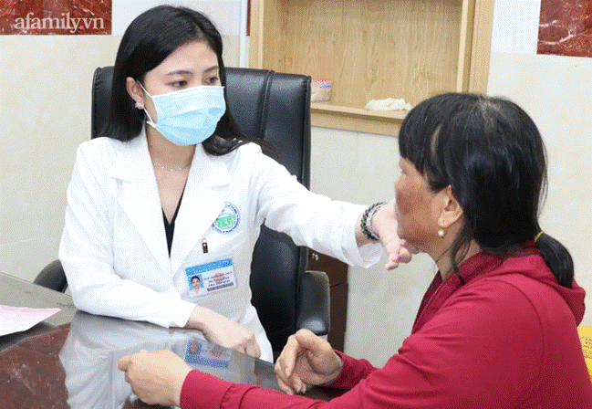 Dùng chai thảo dược thiên nhiên làm đẹp cấp tốc ăn Tết, mặt người phụ nữ 40 tuổi bỏng rát và biến dạng nặng nề-3