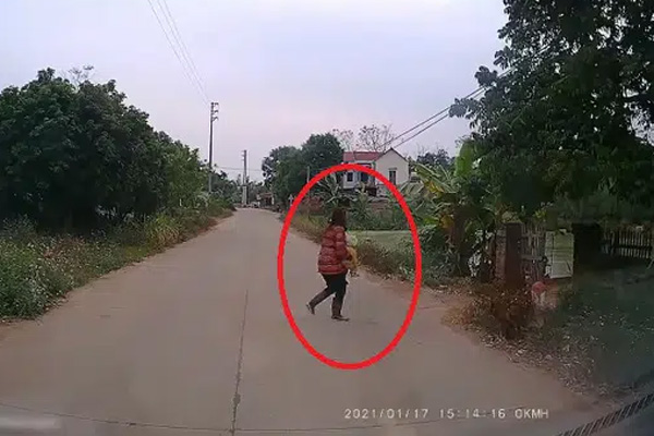 Phẫn nộ: Cụ ông dắt xe đạp bị ô tô phóng tốc độ bàn thờ tông gục trông đêm, hành động sau đó của tài xế khiến nhiều người căm phẫn-2