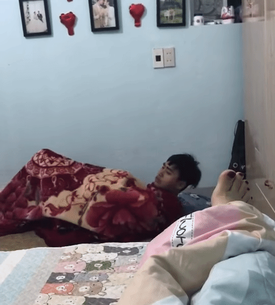 Dỗi vợ, chồng nhất quyết ôm chăn nằm dưới đất nhưng chỉ 1 câu nói của chị nhà đã khiến anh đầu hàng-1